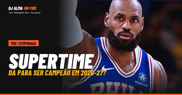 LeBron James com a camisa azul do Philadelphia 76ers, de braço erguido